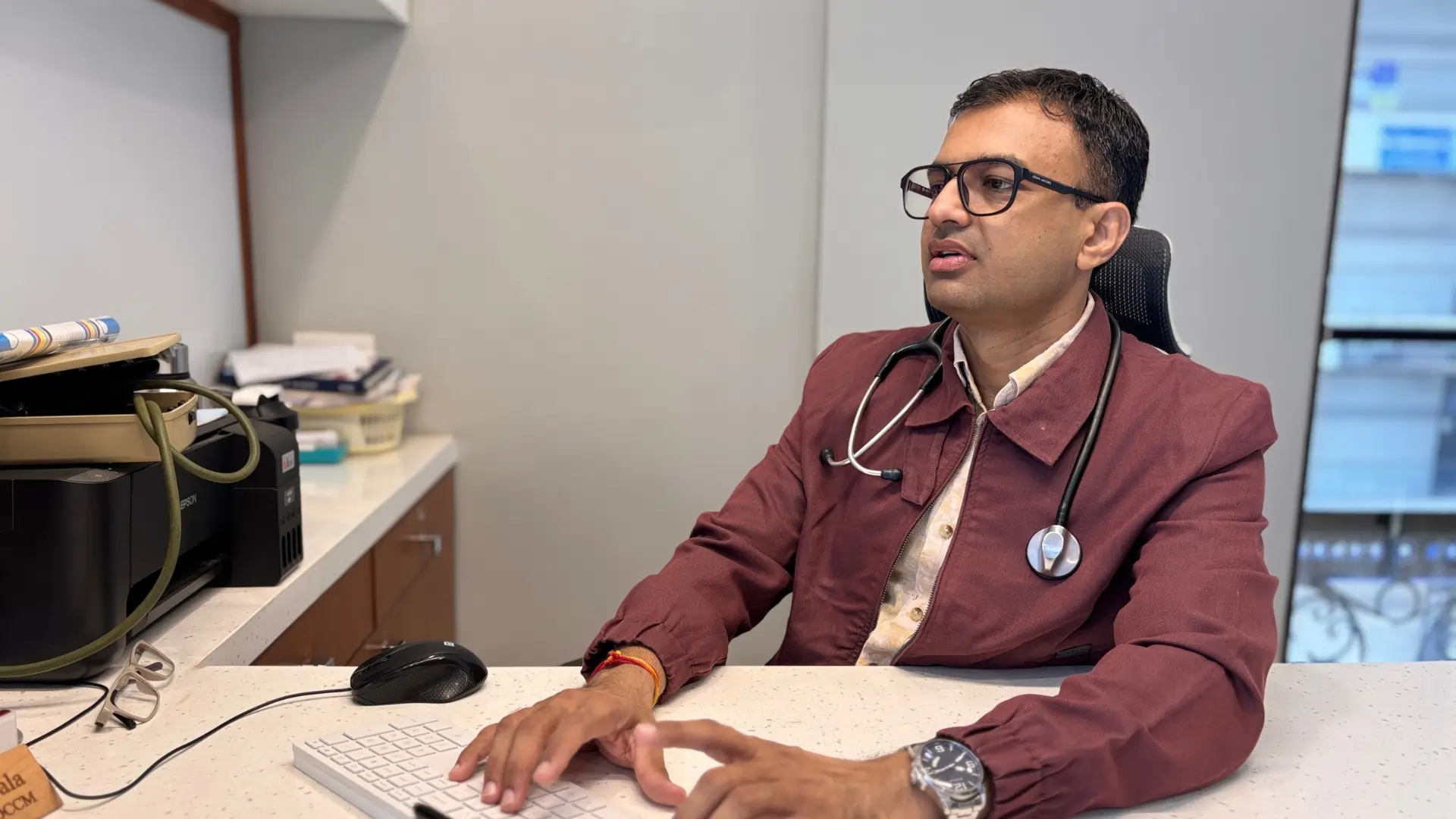 Chest physician in Vadodara consulting patient for lung and breathing problems
